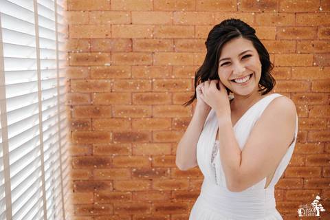 noiva terminando de se arrumar, colocando brinco na orelha'