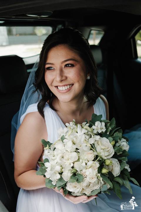 retrato de noiva pronta para casar, no carro, esperando para ir para cerimônia'