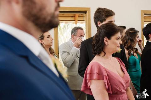 noiva esperando a entrada da noiva, com os parentes chorando'