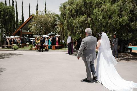 noiva chegando ao casamento acompanhada do pai'