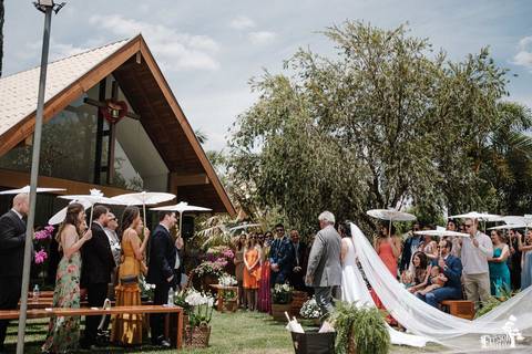 noiva chegando ao casamento acompanhada do pai'
