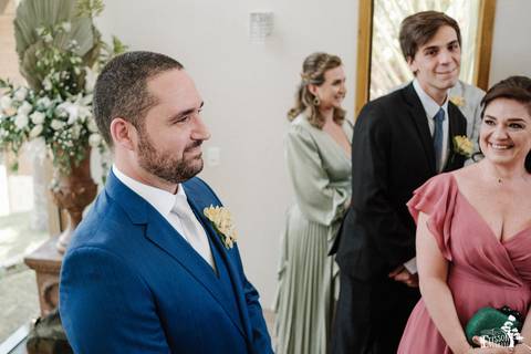 noivo olhando a noiva entrar'