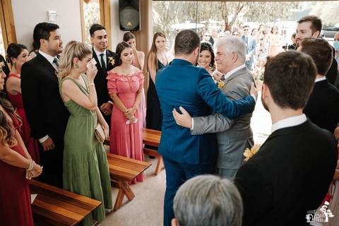 noivos se cumprimentando durante a entrada do casamento'