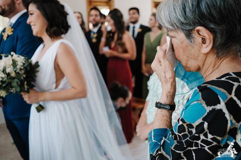 avó da noiva emocionada durante cerimônia de casamento'