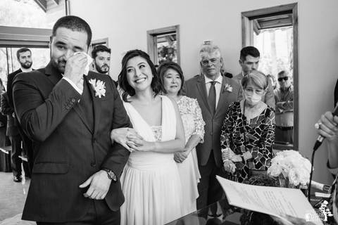 noivo chorando em casamento'