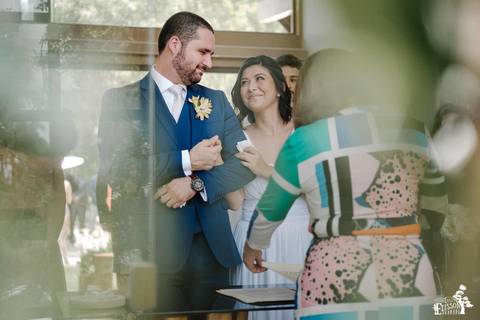 noivos se olhando durante casamento'