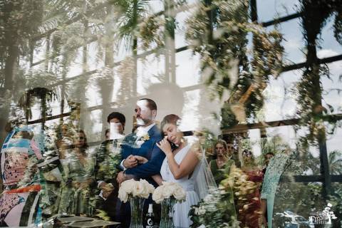 noiva chorando durante casamento, emocionada'