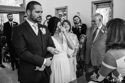 casal chorando emocionado durante o casamento'