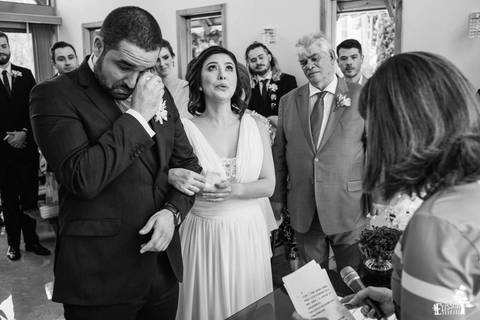 casal chorando emocionado durante o casamento'