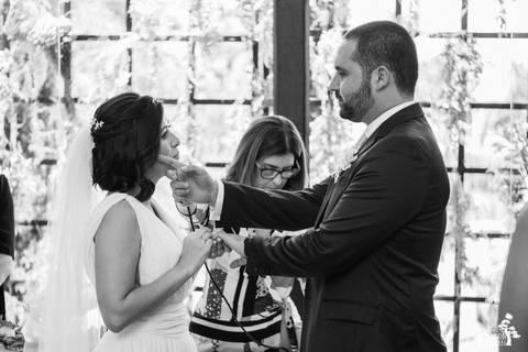 noivo enxugando as lágrimas da noiva'