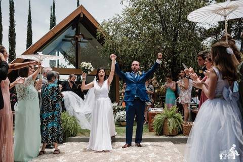 casal saindo do casamento comemorando'