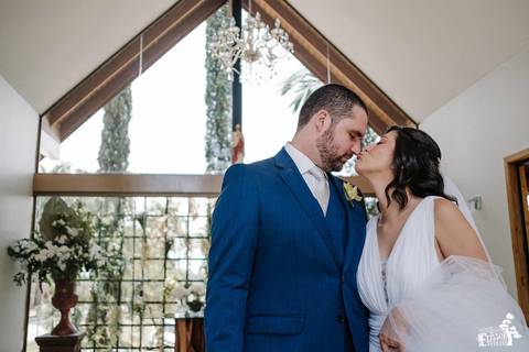 retrato de casal pós cerimônia, com noiva dando um beijo no nariz do noivo'