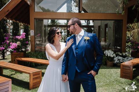 retrato de casal pós cerimônia, com eles usando óculos escuros'