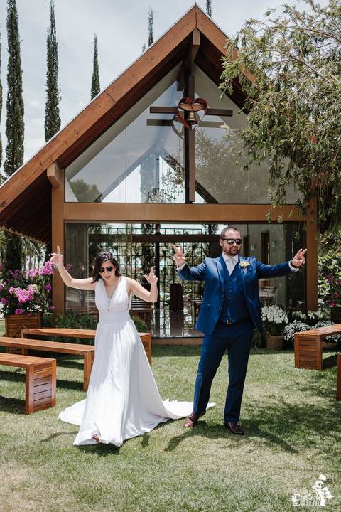 foto espontânea de casal depois da cerimônia'