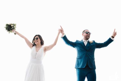 foto espontânea de casal depois da cerimônia'