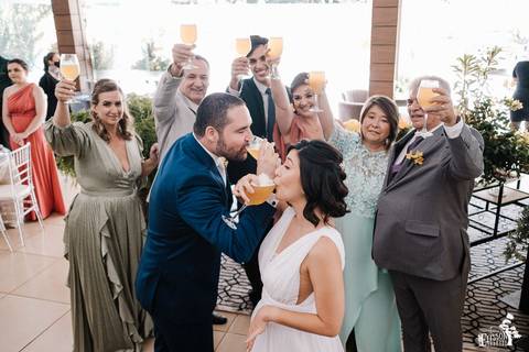 brinde de casal com cerveja em casamento'