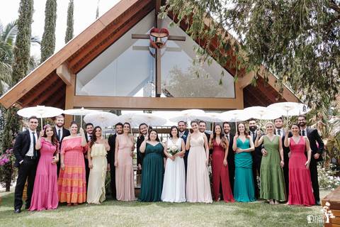foto com todos os padrinhos usando sombrinhas japonesas'