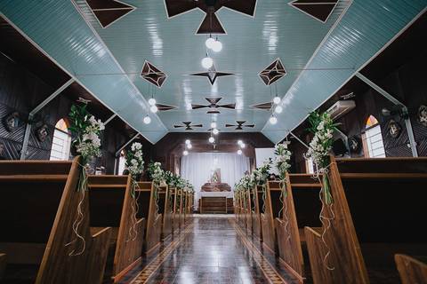 Foto da parte interna Capela Nossa Senhora Aparecida, já decorada, onde aconteceu o casamento'