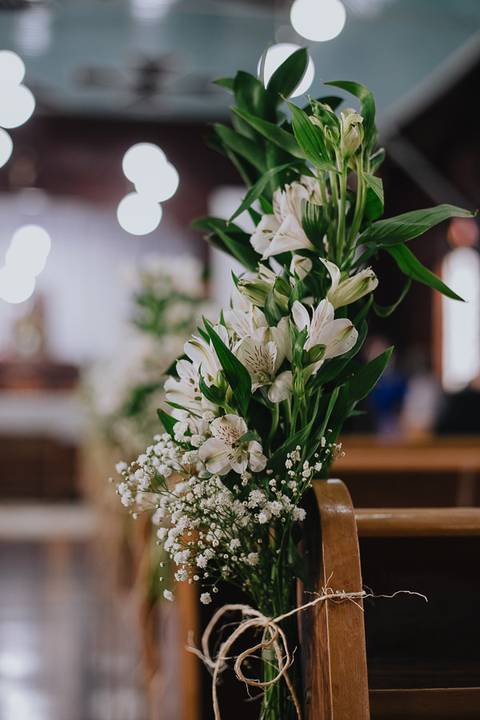 Foto da parte interna Capela Nossa Senhora Aparecida, já decorada, onde aconteceu o casamento'