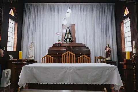 Foto da parte interna Capela Nossa Senhora Aparecida, já decorada, onde aconteceu o casamento'