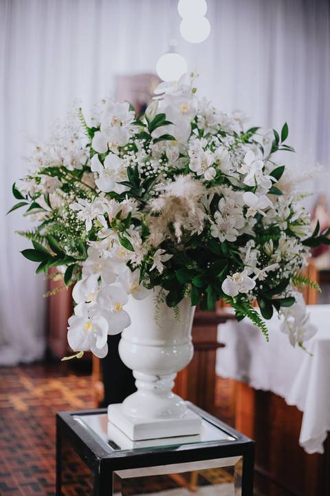 Foto da parte interna Capela Nossa Senhora Aparecida, já decorada, onde aconteceu o casamento'