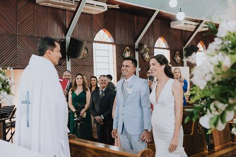 Foto do casal durante a cerimônia de matrimônio na Capela Nossa Senhora Aparecida'