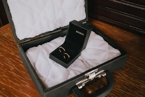 Fotos das alianças dos noivos ainda dentro da caixa, momentos antes da entrada das alianças'