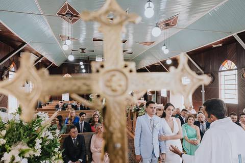 Foto do casal durante a cerimônia de matrimônio na Capela Nossa Senhora Aparecida'