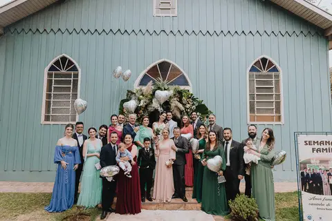 Foto da família do casal recém casado na frente da capela nossa senhora aparecida'