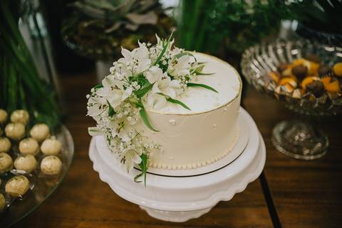 Foto da decoração do casamento civil no Espaço Atlanta, com bolo verdadeira em cima da mesa de doces'