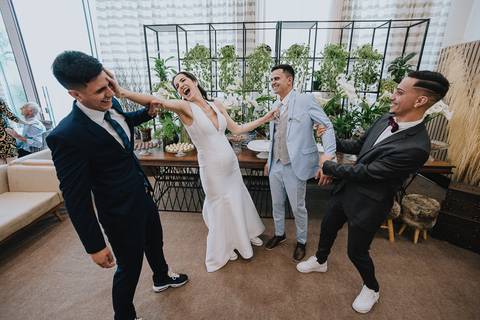 Foto do casamento civil no Espaço Atlanta, da noiva dando um tapa de brincadeira em um dos convidados'