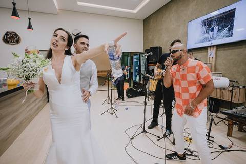 Foto do casamento civil no Espaço Atlanta, da noiva dançando com um grupo de pagode tocando'