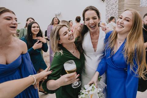 Foto do casamento civil no Espaço Atlanta, da noiva comemorando após jogar o buquê de flores para as mulheres solteiras'