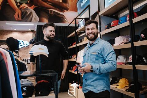 Namorado se preparando para pedir a namorada em casamento.'