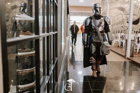 Namorado se preparando para pedir a namorada em casamento, se vestindo de Mandaloriano, casal geek, andando pelo shopping em que a noiva estava'