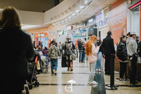 Namorado se preparando para pedir a namorada em casamento, se vestindo de Mandaloriano, casal geek, andando pelo shopping em que a noiva estava'