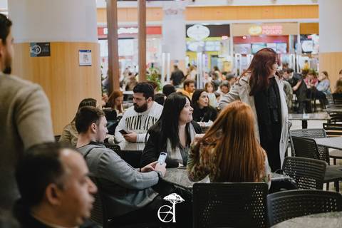 noiva geek vendo um mandaloriano andando pelo shopping sem saber que era seu noivo indo pedir ela em casamento'