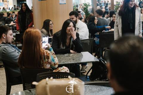 noiva geek vendo um mandaloriano andando pelo shopping sem saber que era seu noivo indo pedir ela em casamento'