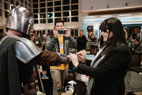 pedido de casamento inspirado em star wars, noivo vestido de mandaloriano'