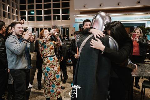 pedido de casamento inspirado em star wars, noivo vestido de mandaloriano'