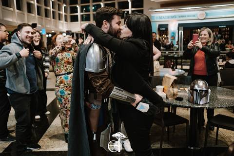 pedido de casamento inspirado em star wars, noivo vestido de mandaloriano, casal se beijando'