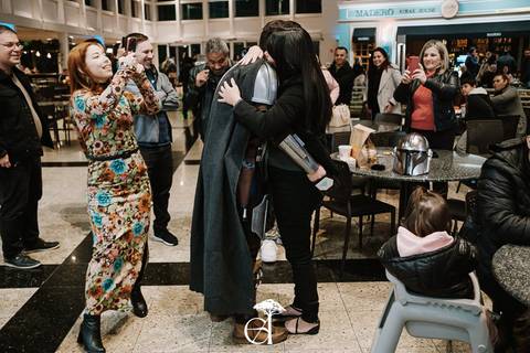 pedido de casamento inspirado em star wars, noivo vestido de mandalorian, casal se abraçando'