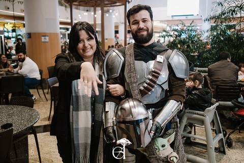 pedido de casamento inspirado em star wars, noivo vestido de mandaloriano'