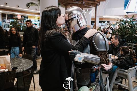 pedido de casamento inspirado em star wars, noivo vestido de mandaloriano'