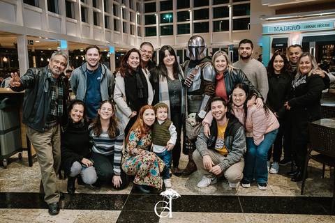 pedido de casamento inspirado em star wars, noivo vestido de mandaloriano'