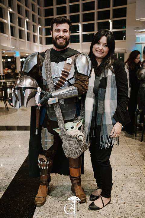 pedido de casamento inspirado em star wars, noivo vestido de mandaloriano'