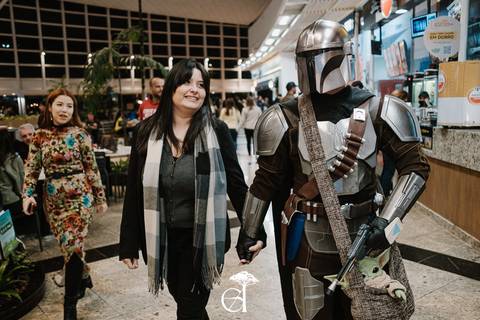 pedido de casamento inspirado em star wars, noivo vestido de mandaloriano'