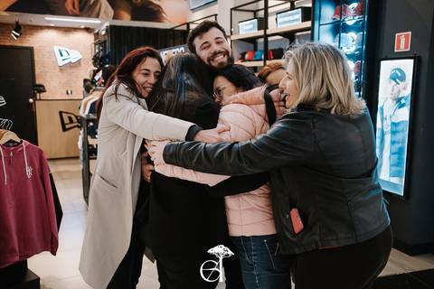 abraço em grupo depois do noivo pedir a noiva em casamento'