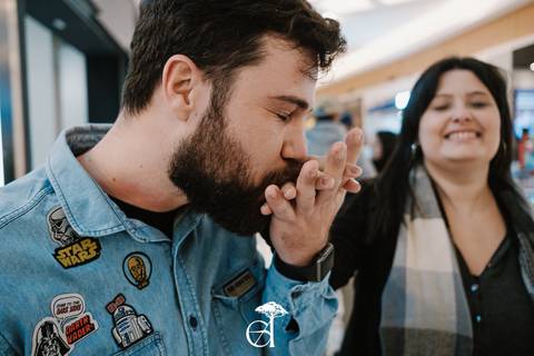 noivo beijando a mão da noiva depois de pedido de casamento temático star wars the mandalorian'