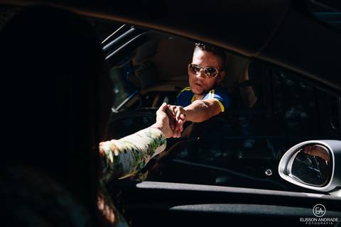 Amigo ajudando na organização do Casamento na chácara Carpe Diem, em são josé dos pinhais, curitiba, paraná'